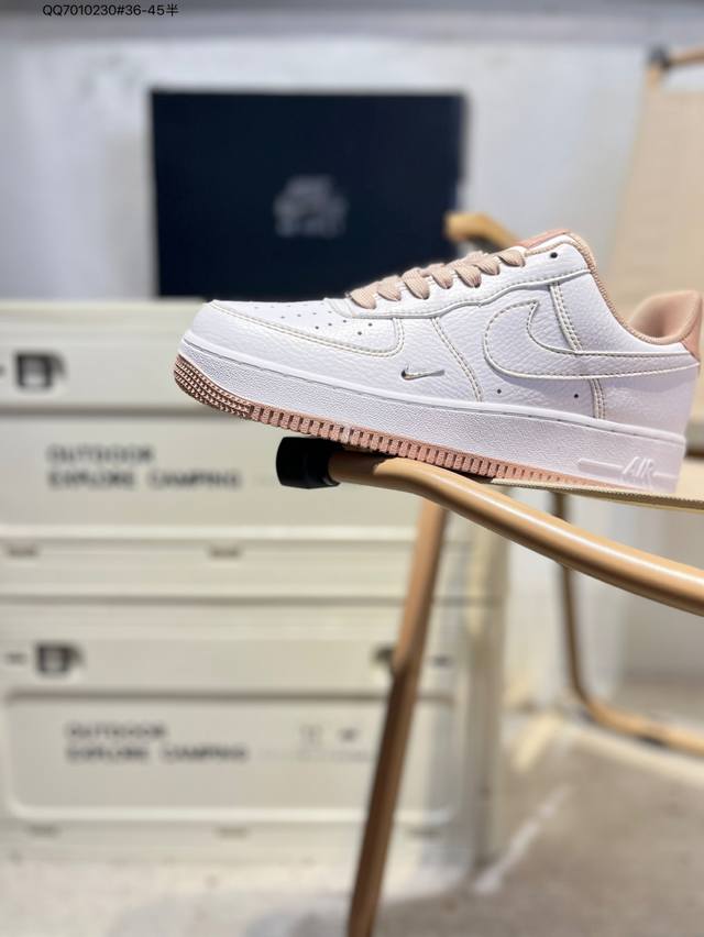 耐克 Nike Air Force 1 '07空军一号 百搭休闲运动板鞋。柔软、弹性十足的缓震性能和出色的中底设计，横跨复古与现代的外型结合，造就出风靡全球三十