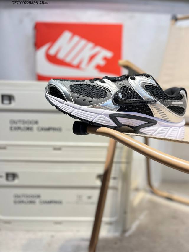 Nike V5 Rnr 舒适百搭防滑耐磨 低帮跑步鞋 舒适有型适合日常穿着该鞋款延续千禧年经典设计搭载泡绵中底厚实而轻盈匠心细节巧搭立体耐克勾标志焕新演绎复古跑