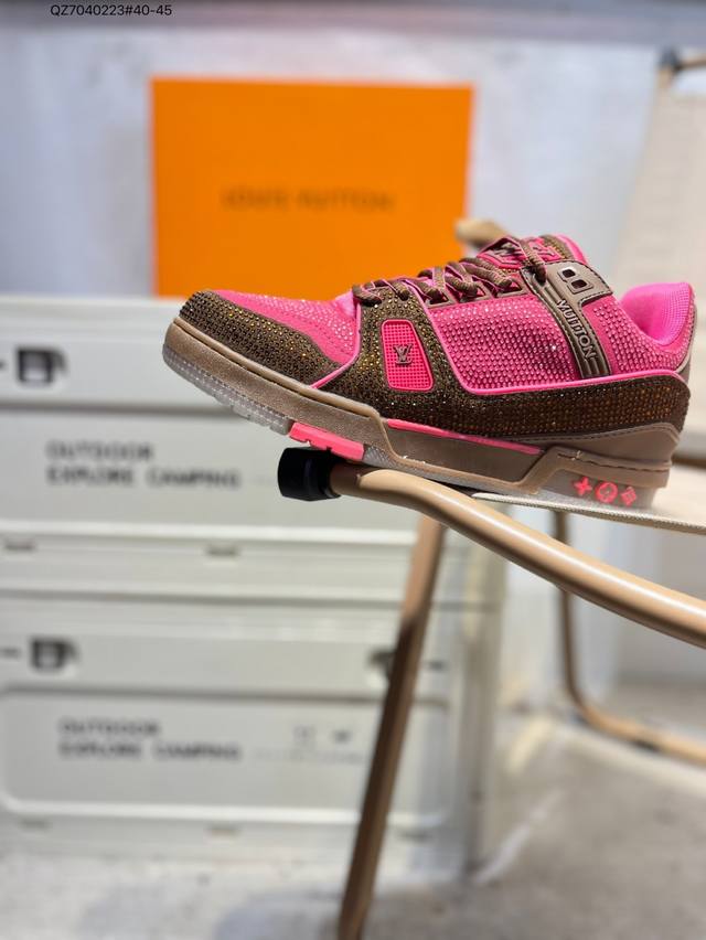 路易威登 Louis Vuitton Lv路易威登板鞋 新款 Lv Trainer“满钻”最新配色运动鞋 L家 篮球鞋风格运动鞋 该鞋由艺术总监 Virgil