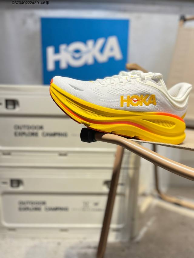 Hoka M Bondi 9 轻盈跑鞋 这个品牌来自于新西兰的毛利语，Hoka表示大地，One One表示飞越，连起来就是飞越地平线，One One不是读作“万