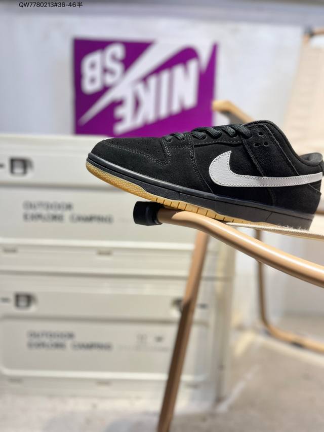 耐克Nike Dunk Low 板鞋Sb系列经典百搭休闲运动板鞋加厚鞋舌的填充，使舒适性大大提升，同时也更方便穿脱中底部分则加入了脚感柔软舒适Zoomair气垫