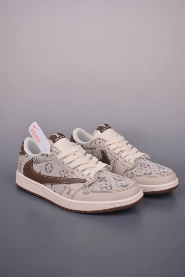 Fragment X Travis Scott X Lv Air Jordan 1 Low 三方联名倒钩 全新的三方联名低帮倒钩鞋面延续了黑脚趾设计，整双鞋以全