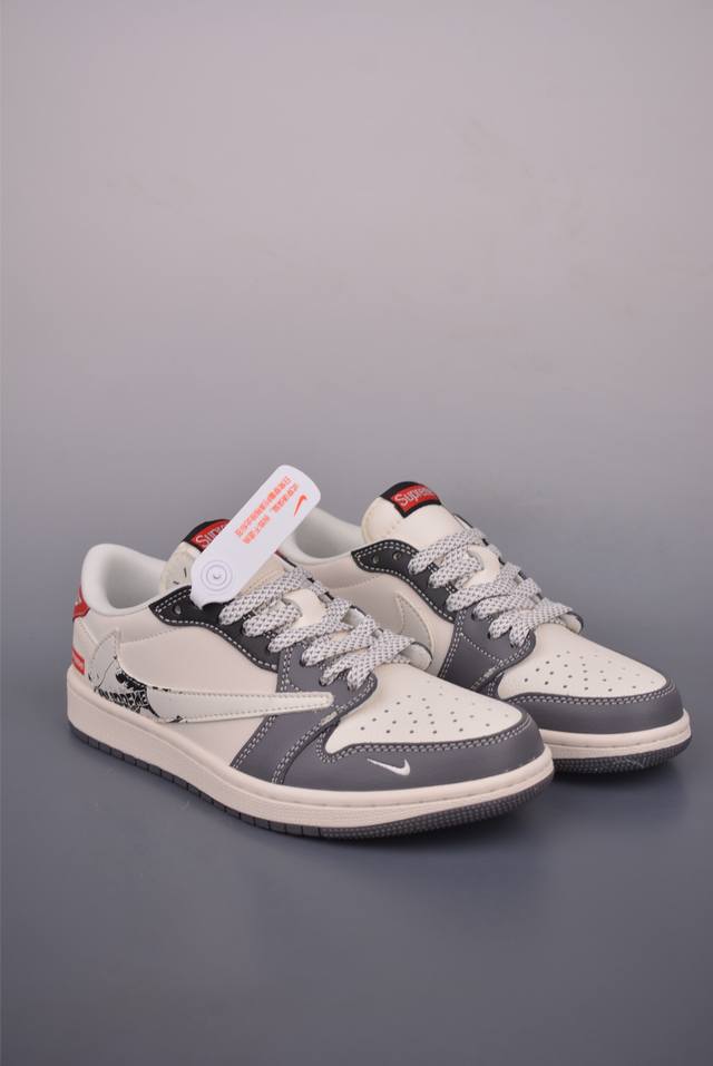 Fragment X Travis Scott X Supreme Air Jordan 1 Low 三方联名倒钩 全新的三方联名低帮倒钩鞋面延续了黑脚趾设计，