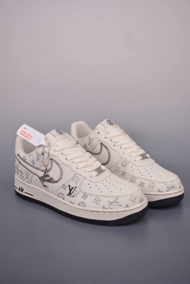 Nike Air Force 1 Low Lv联名 原楦头原纸板 打造纯正空军版型 专注外贸渠道 全掌内置蜂窝气垫 原盒配件 原厂中底钢印、拉帮完美 官方货号: