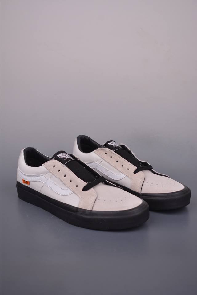 Vans Sk8-Low 白黑 范斯复古休闲硫化帆布鞋 该鞋款以白线勾勒出整体造型 鞋面采用帆布拼接麂皮材质搭配黑色鞋带 白色鞋身搭配橘色织唛标点缀 黑色大底拉
