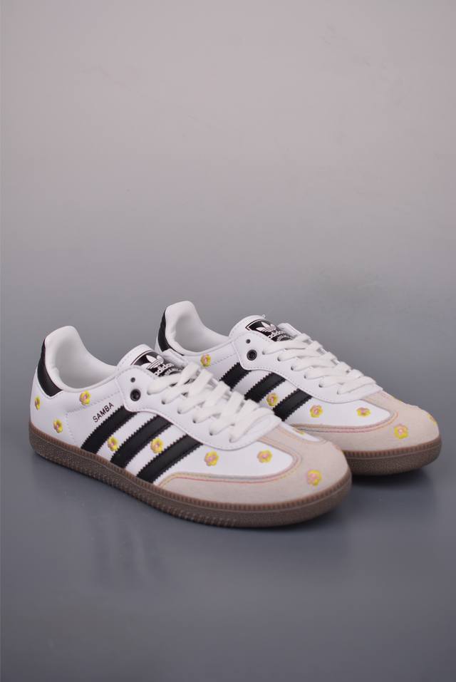 Adidas Samba Og 复古桑巴板鞋 纯原大厂出品 这款桑巴鞋展示了高质量的工艺 带有装饰的超锁缝制和无缝的手感 柔软、柔软的皮革造型和标志性的3条纹完