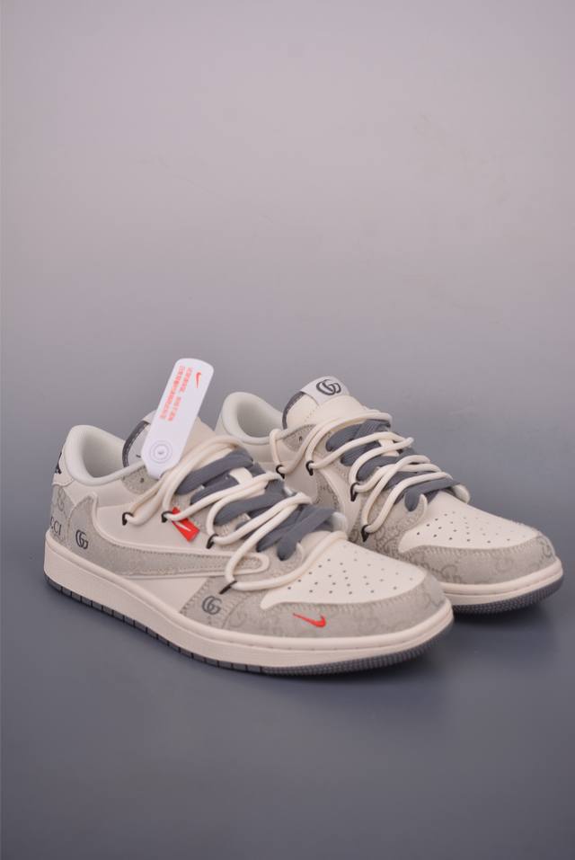Fragment X Travis Scott X Gucci Air Jordan 1 Low 三方联名倒钩 全新的三方联名低帮倒钩鞋面延续了黑脚趾设计，整双