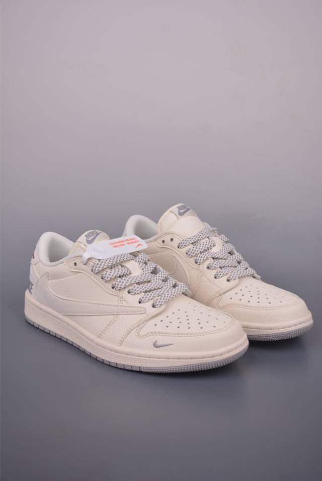 Fragment X Travis Scott Air Jordan 1 Low 三方联名倒钩 全新的三方联名低帮倒钩鞋面延续了黑脚趾设计，整双鞋以全荔枝皮打造