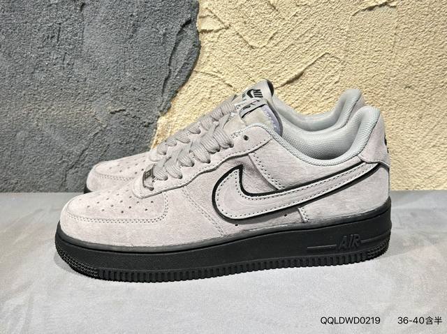 新品上市实拍 耐克Nike Air Force 7空军一号低帮百搭休闲运动板鞋。柔软、弹性十足的缓震性能和出色的中底设计，横跨复古与现代的外型结合，造就出风靡全
