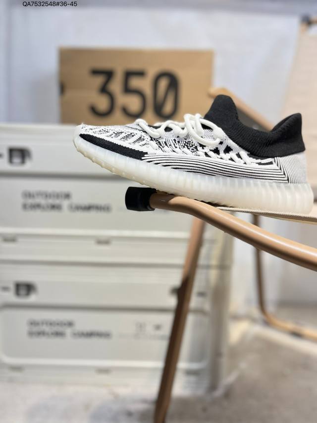 联乘侃爷Kanye West X Adidas Yeezy Boost 350 V2 百搭轻便 爆米花中底 休闲运动 慢跑鞋。采用Boost爆米花缓震材质.货号