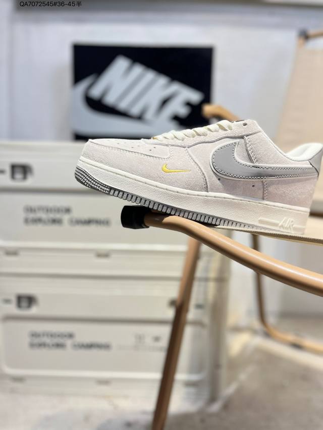 耐克 Nike Air Force 1 '07空军一号 百搭休闲运动板鞋。柔软、弹性十足的缓震性能和出色的中底设计，横跨复古与现代的外型结合，造就出风靡全球三十