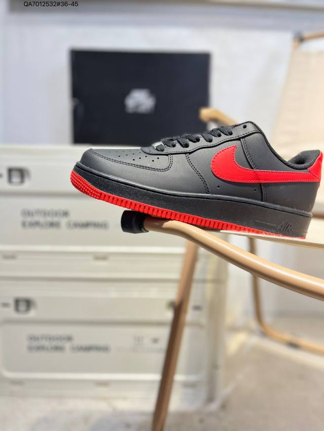 耐克 Nike Air Force 1 '07空军一号 百搭休闲运动板鞋。柔软、弹性十足的缓震性能和出色的中底设计，横跨复古与现代的外型结合，造就出风靡全球三十