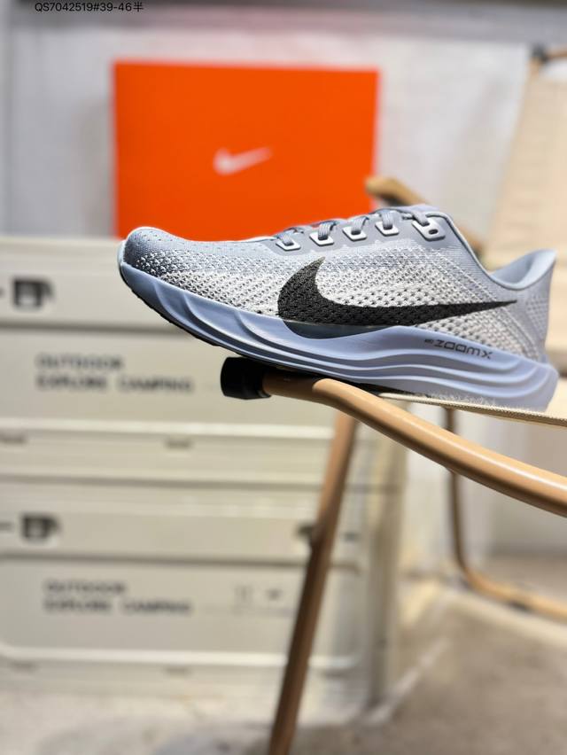 Nk Zoom Pegasus Plus 超级飞马涡轮增压马拉松慢跑鞋 在设计上延续了原版鞋款的经典风格，向 Pegasus Turbo 致敬。鞋面采用 Fly