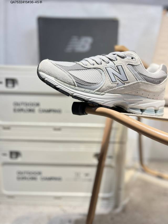 New Balance 2002R 复古单品Newbalance2002R经典的配色，沿袭了面世之初的经典科技，以Encap中底配以升级版N-Ergy缓震物料。