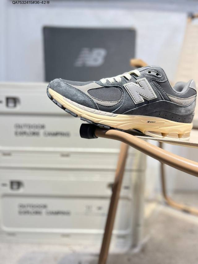 New Balance 2002R 复古单品Newbalance2002R经典的配色，沿袭了面世之初的经典科技，以Encap中底配以升级版N-Ergy缓震物料。