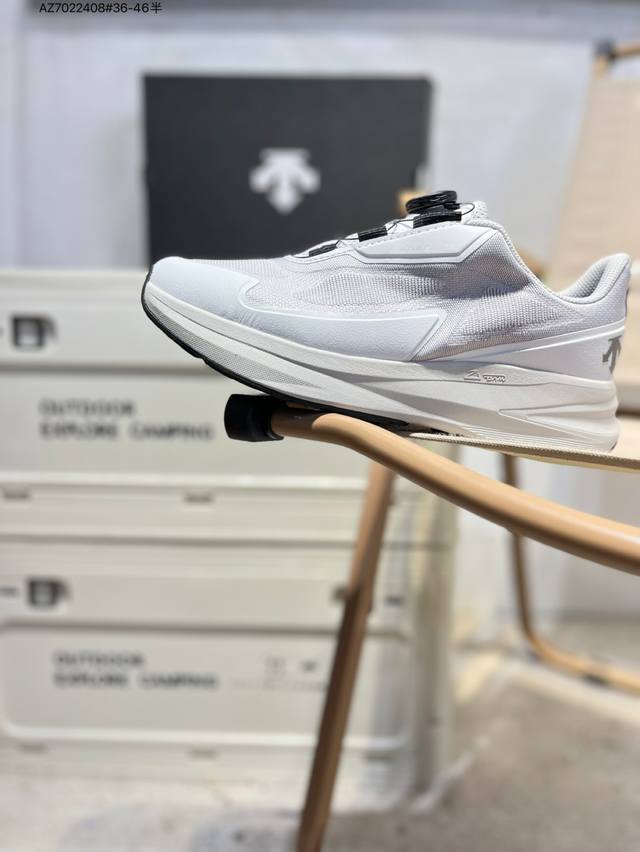 Descente Enerzite 迪桑特舒适百搭织物耐磨回弹低帮跑步鞋 Descente 迪桑特 创立于1935年，品牌名取自法语词汇，意为“滑降”。品牌箭头