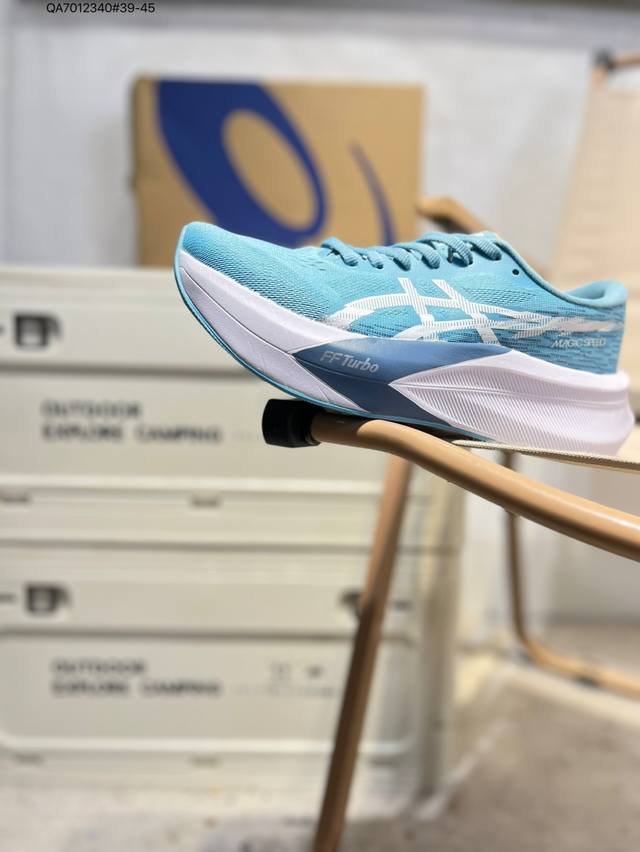 Asics Magic Speed 4亚瑟士经典跑鞋 如今机能风和户外风吹得正劲，便是主打“Urban Outdoor机能越野风格”，城市和户外场景都能轻松应对
