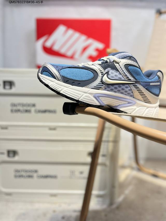 Nike V5 Rnr 舒适百搭防滑耐磨 低帮跑步鞋 舒适有型适合日常穿着该鞋款延续千禧年经典设计搭载泡绵中底厚实而轻盈匠心细节巧搭立体耐克勾标志焕新演绎复古跑