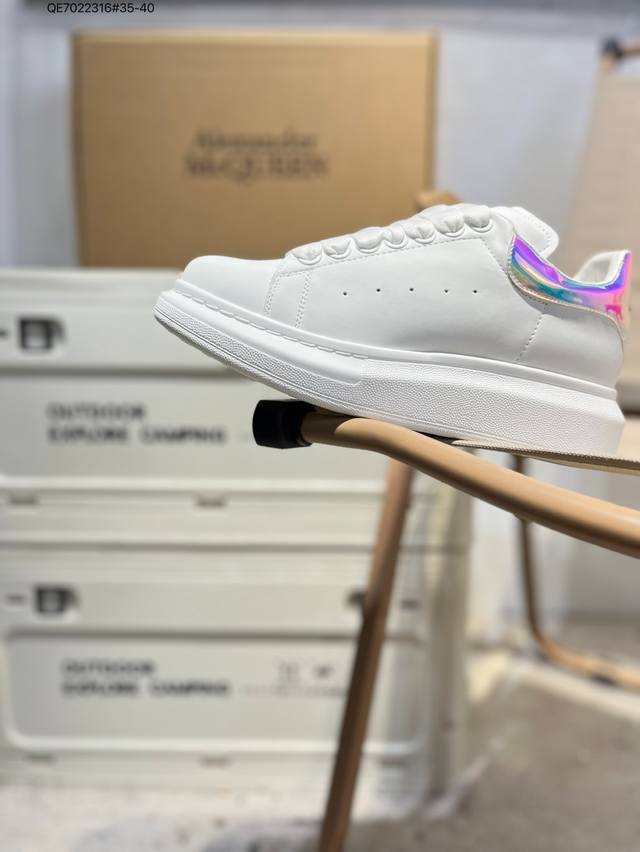 Alexander Mcqueen 麦昆 亚历山大麦昆亚历山 大盒包装 Ss春夏首发 时尚代表的小姐姐 肯定要走在时尚的风口！鞋子独特的个性增加十足的魅力，上脚