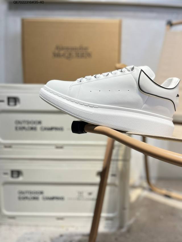 Alexander Mcqueen 麦昆 亚历山大麦昆亚历山 大盒包装 Ss春夏首发 时尚代表的小姐姐 肯定要走在时尚的风口！鞋子独特的个性增加十足的魅力，上脚