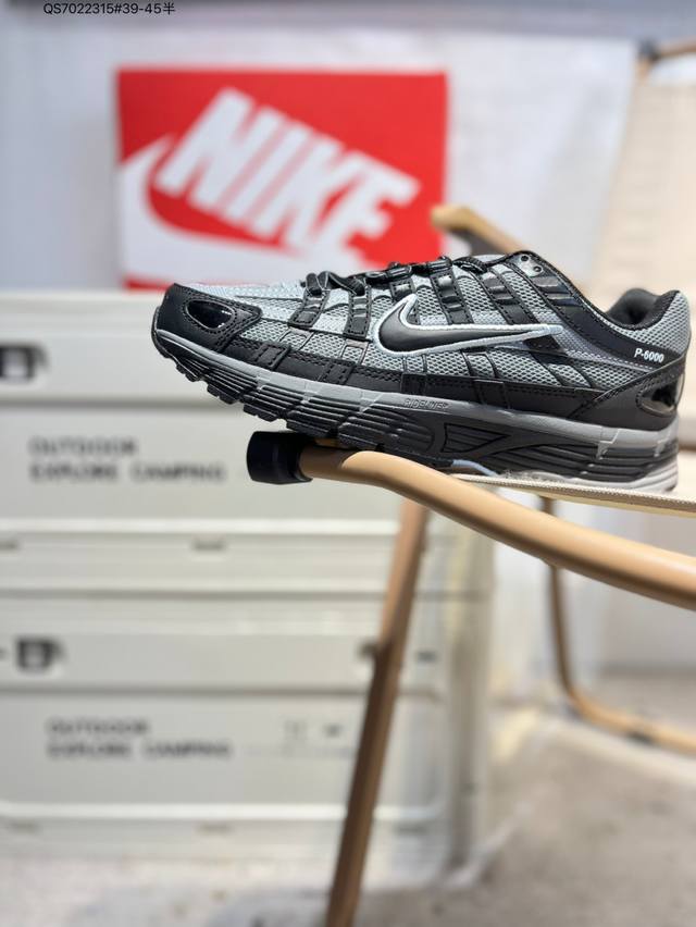 耐克 Nike P-6000 Laser Blue 复古科技个性运动老爹鞋。该鞋款鞋面采用纵横交错的覆面，重现 0 年代跑鞋风格，同时搭配缓震鞋垫，带来舒适的步