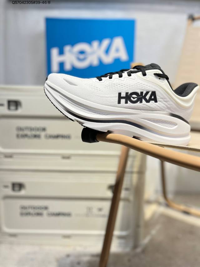 Hoka One One Bondi 9 机能缓震跑鞋 #鞋面部分采用工程网眼面料，可以确保必要的透气性能。使用了全新的莱卡橡筋，这大大提升了鞋面的硬度，由此增