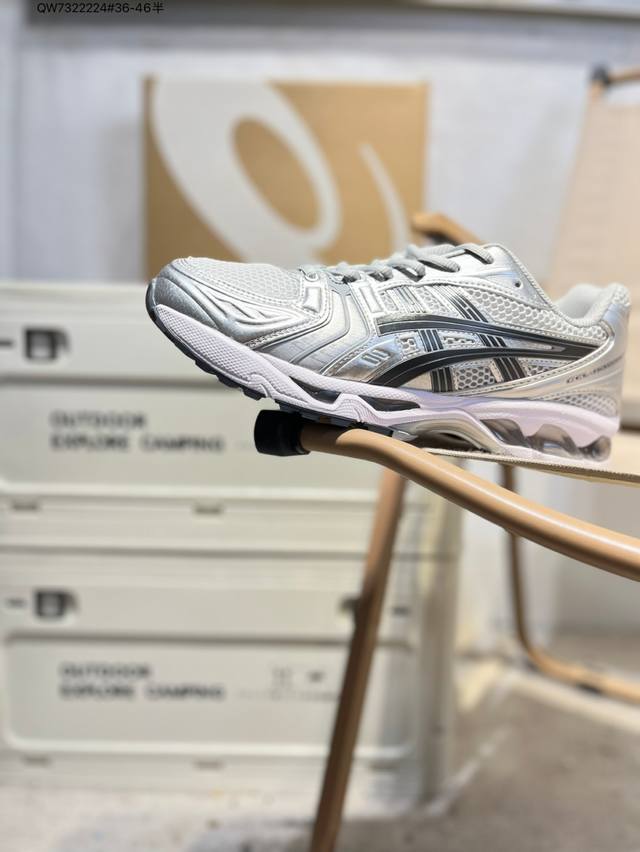 Asics Gel-Kayano 14亚瑟士经典跑鞋 如今机能风和户外风吹得正劲，便是主打“Urban Outdoor机能越野风格”，城市和户外场景都能轻松应对