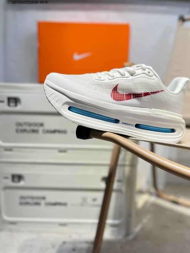 Nike Vomero Premium 耐克 舒适减震防滑 低帮跑步鞋 全掌Reactx泡绵中底 前掌和后跟还配备了Air Zoom气垫单元 据说跑起来更快更舒