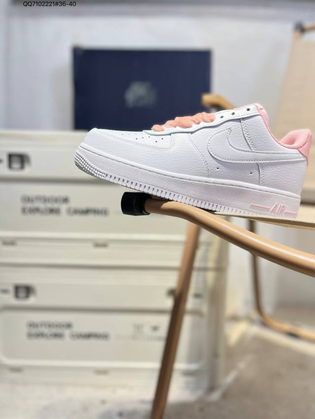 耐克 Nike Air Force 1 '07空军一号 百搭休闲运动板鞋。柔软、弹性十足的缓震性能和出色的中底设计，横跨复古与现代的外型结合，造就出风靡全球三十