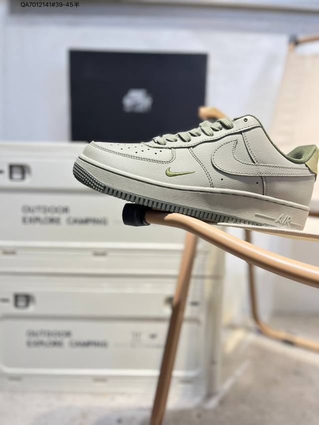 耐克 Nike Air Force 1 '07空军一号 百搭休闲运动板鞋。柔软、弹性十足的缓震性能和出色的中底设计，横跨复古与现代的外型结合，造就出风靡全球三十