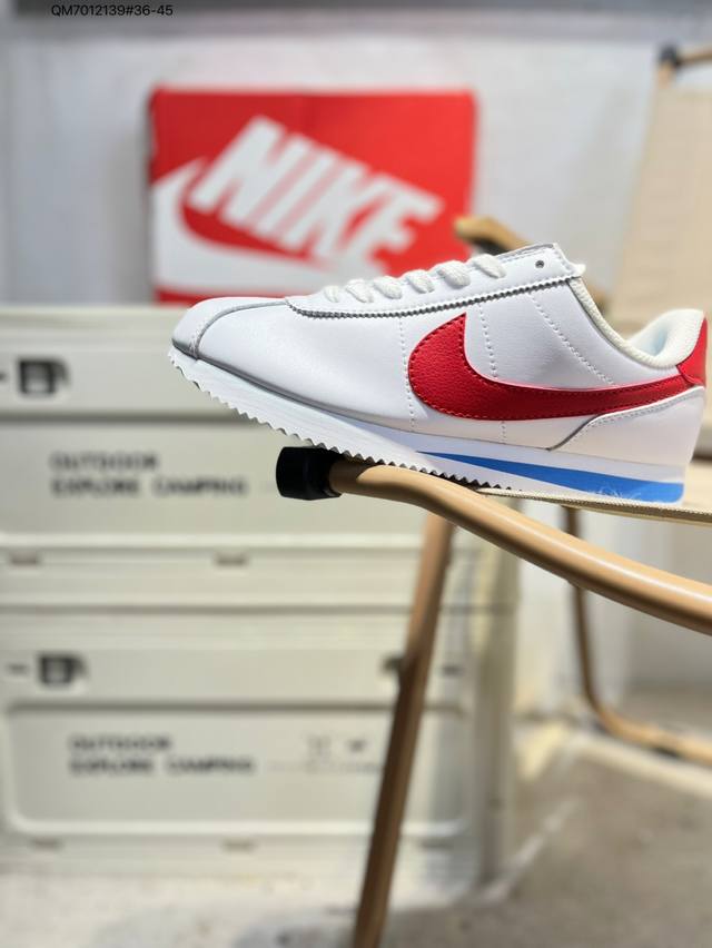 Nike Classic Cortez 全新配色 经典阿甘休闲跑步鞋 纯粹而执着的精神，使得Cortez种在了一代人的心里，无论是否喜欢它复古的鞋型，一双Nik