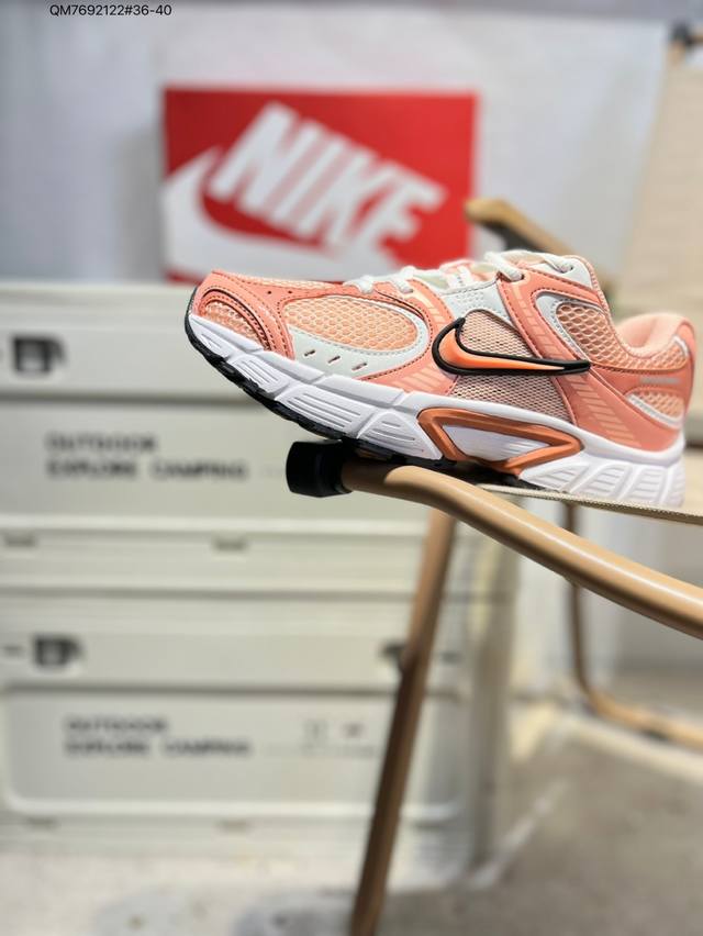 Nike V5 Rnr 舒适百搭防滑耐磨 低帮跑步鞋 舒适有型适合日常穿着该鞋款延续千禧年经典设计搭载泡绵中底厚实而轻盈匠心细节巧搭立体耐克勾标志焕新演绎复古跑