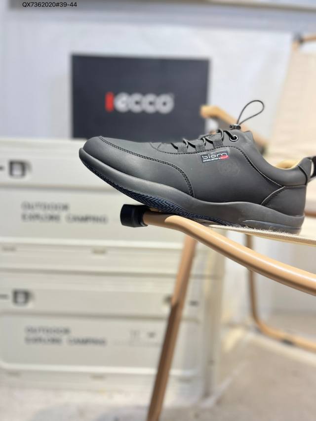 Ecco爱步男鞋轻便透气舒适耐穿 亲肤吸汗舒适内里 防滑防磨 持久干爽 简约粗绳系带 穿脱更加方便 柔韧防滑大底 鞋底立体凹槽 凹凸花纹加持 增强防滑减震性能
