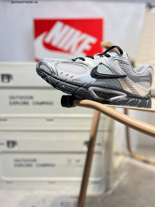 Nike V5 Rnr 舒适百搭防滑耐磨 低帮跑步鞋 舒适有型适合日常穿着该鞋款延续千禧年经典设计搭载泡绵中底厚实而轻盈匠心细节巧搭立体耐克勾标志焕新演绎复古跑