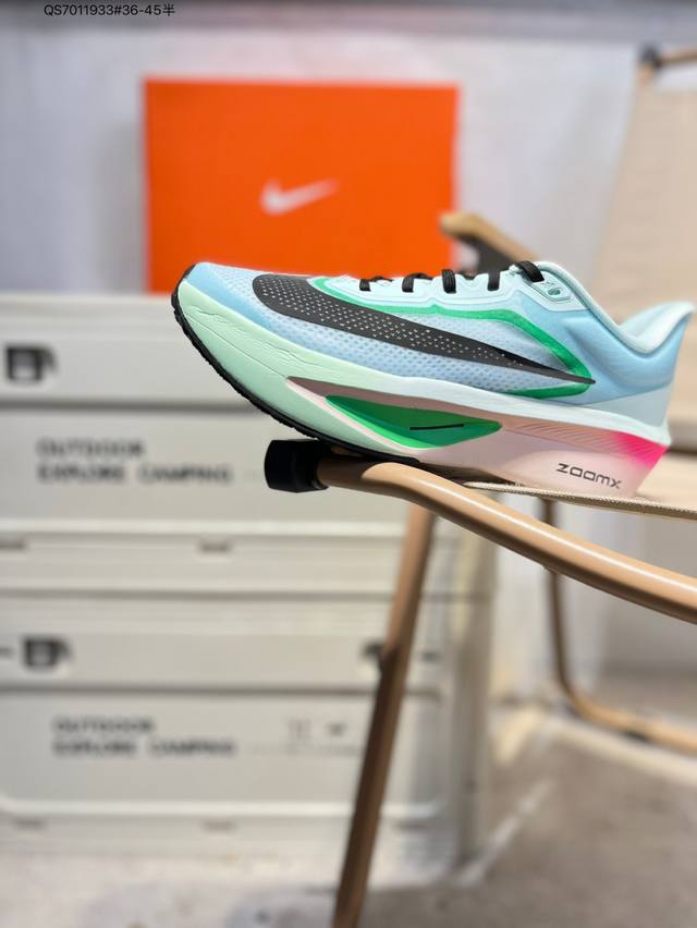Nike Zoom Fly 6 耐克 超弹碳板跑步鞋鞋款搭载 Flyknit 材料 打造出众弹性 易于穿脱。采用React技术 轻盈耐穿泡绵打造,铸就出众回弹的