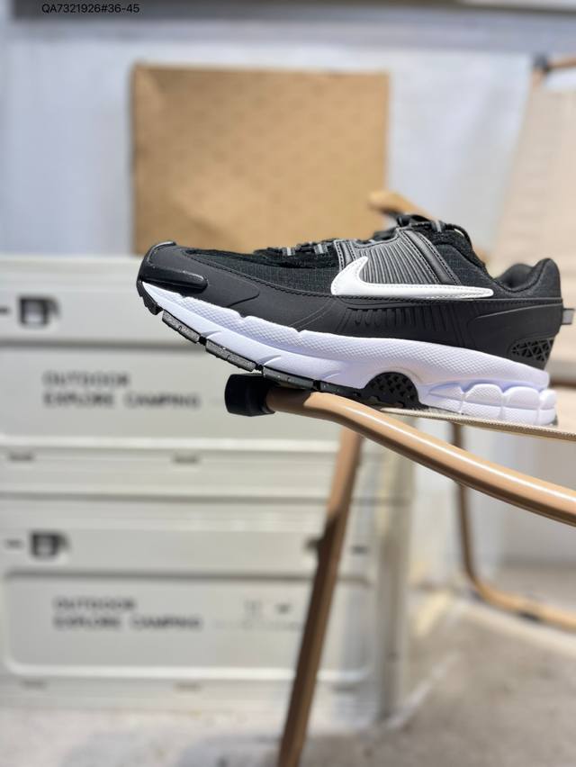 耐克Nike Zoom Vomero Roam 马拉松复古跑五代休闲运动慢跑鞋 采用环保纤维革饰片组合网眼布鞋面材质 升级正确后跟Tpu加固 耐弯折热塑框架支撑