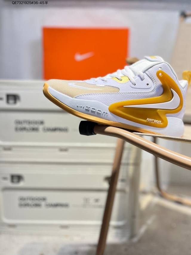 Nike React Hyperset 2 Se 轻便平衡低帮训练运动鞋 Hyperset系列可为您在室内球场上打篮球，排球，羽毛球和其他运动提供出色的牵引力。