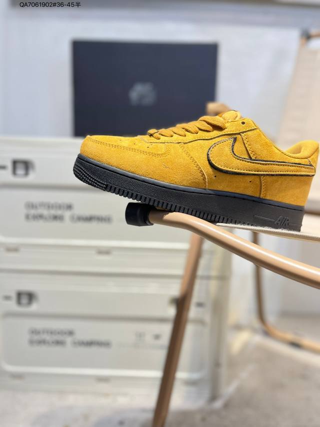 耐克 Nike Air Force 1 '07空军一号 百搭休闲运动板鞋。柔软、弹性十足的缓震性能和出色的中底设计，横跨复古与现代的外型结合，造就出风靡全球三十