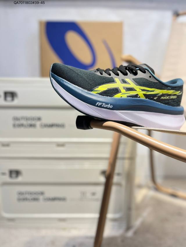 Asics Magic Speed 4亚瑟士经典跑鞋 如今机能风和户外风吹得正劲，便是主打“Urban Outdoor机能越野风格”，城市和户外场景都能轻松应对