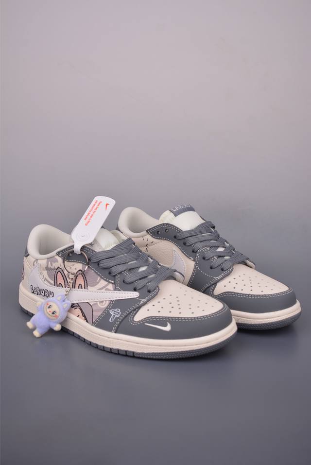 Fragment X Travis Scott X Labubu Air Jordan 1 Low 三方联名倒钩 全新的三方联名低帮倒钩鞋面延续了黑脚趾设计，整