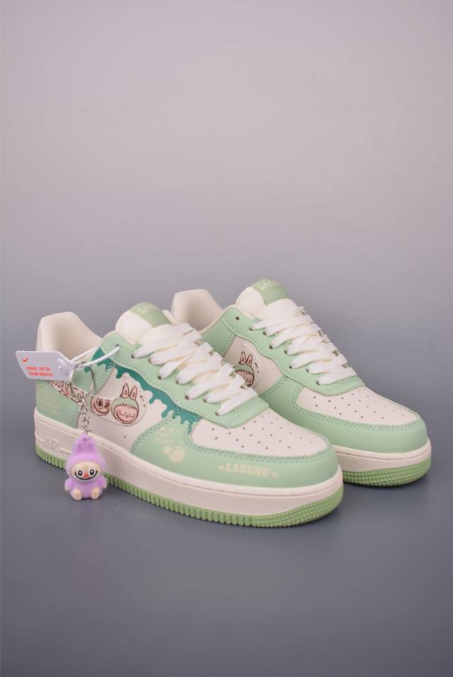 Nike Air Force 1 Low Labubu联名 原楦头原纸板 打造纯正空军版型 专注外贸渠道 全掌内置蜂窝气垫 原盒配件 原厂中底钢印、拉帮完美 官