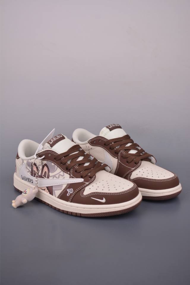 Fragment X Travis Scott X Labubu Air Jordan 1 Low 三方联名倒钩 全新的三方联名低帮倒钩鞋面延续了黑脚趾设计，整