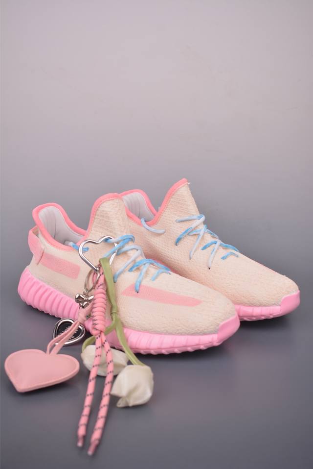 Yeezy Boost V2 外贸客户指定订单 实拍首发 #原织面精针织机，原厂反光针织面料 #顶级Boost 满钉大底 一切细节实拍如图 极力推荐此版本 触碰