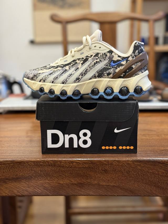 Nike Air Max Dn8 舒适减震防滑耐磨低帮跑步鞋 男女同款 Nike 旗下 Air Max 家族正式迎来最新成员 Air Max Dn8，此鞋款旨在
