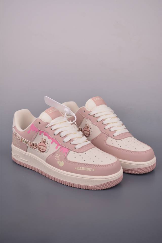 Nike Air Force 1 Low Labubu联名 原楦头原纸板 打造纯正空军版型 专注外贸渠道 全掌内置蜂窝气垫 原盒配件 原厂中底钢印、拉帮完美 官