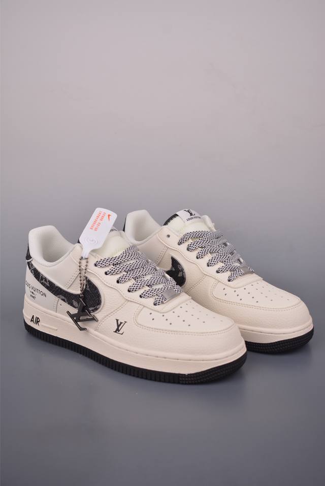 Nike Air Force 1 Low Lv联名 原楦头原纸板 打造纯正空军版型 专注外贸渠道 全掌内置蜂窝气垫 原盒配件 原厂中底钢印、拉帮完美 官方货号: