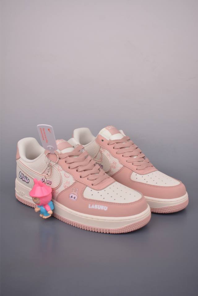 Nike Air Force 1 Low Labubu联名 原楦头原纸板 打造纯正空军版型 专注外贸渠道 全掌内置蜂窝气垫 原盒配件 原厂中底钢印、拉帮完美 官