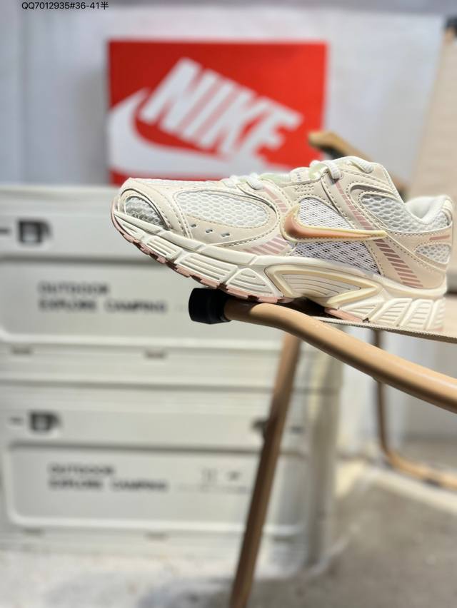 Nike V5 Rnr 舒适百搭防滑耐磨 低帮跑步鞋 舒适有型适合日常穿着该鞋款延续千禧年经典设计搭载泡绵中底厚实而轻盈匠心细节巧搭立体耐克勾标志焕新演绎复古跑