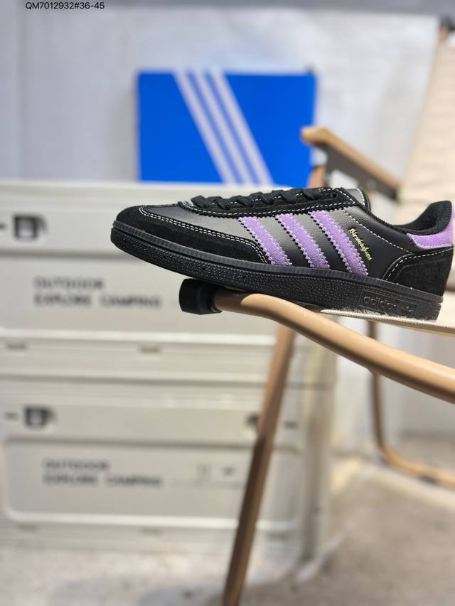 Adidas Handball Spezial 阿迪达斯经典款 复古休闲板鞋 全鞋采用反毛皮制作 牛筋耐磨大底 承载青春情怀的板鞋 经典三条杠装饰鞋侧 品牌辨识