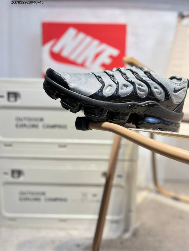 Nike 耐克 女子休闲鞋气垫缓震跑步鞋 Air Max Plus 运动鞋 造型超讨喜！鞋面以帆布和织物材质包裹，保证了轻薄透气，更适合夏季穿着。鞋侧 鱼骨 形